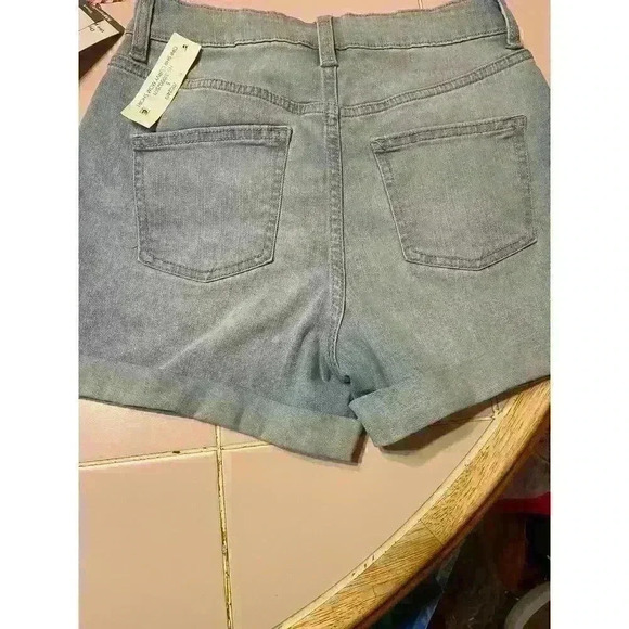 No Boundaries Super high rise mom short size 5 light wash NWT - Picture 3 of 4